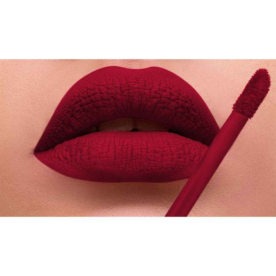 Smooth Liquid Lipstick von Alhalal Cosmetics in tiefrotem Farbton auf vollen Lippen mit Applikator