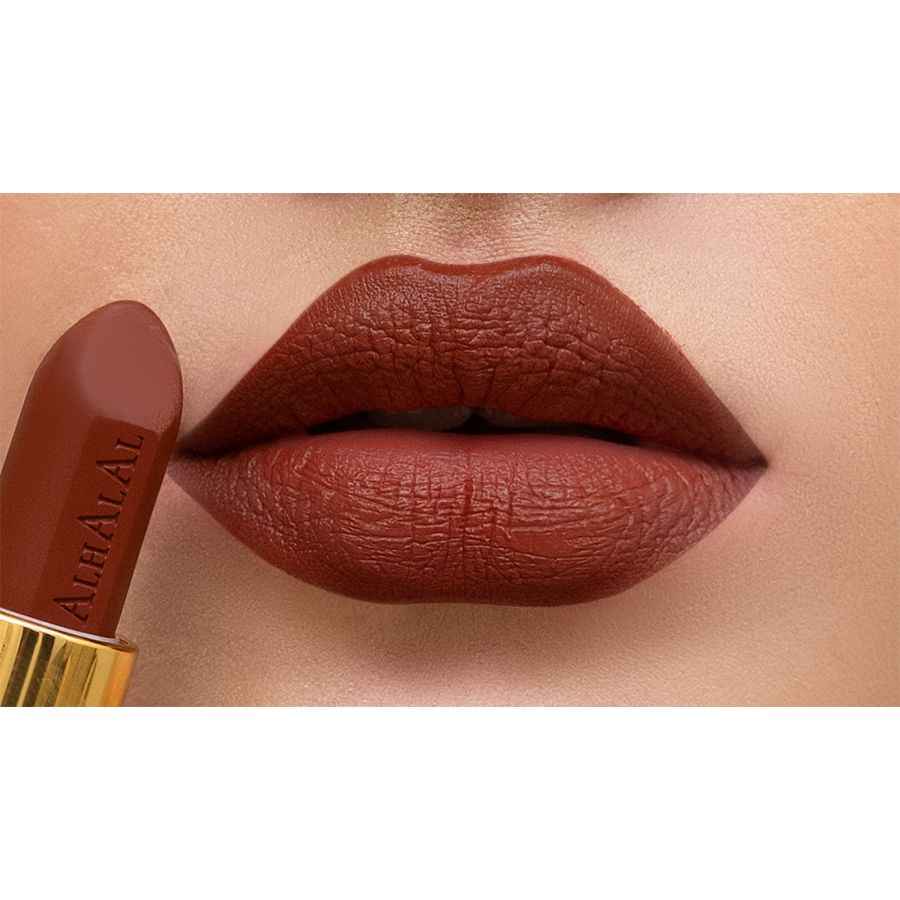 Alhalal Cosmetics Samt-Lippenstift in BROWN ORANGE LIPSTICK-Farbe auf vollen Lippen