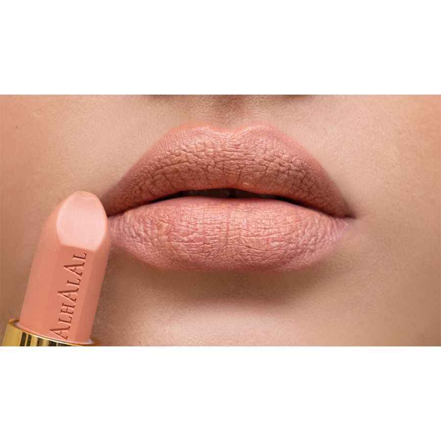 Alhalal Cosmetics Samtlippenstift in einem sanften Braunton, aufgetragen auf volle Lippen