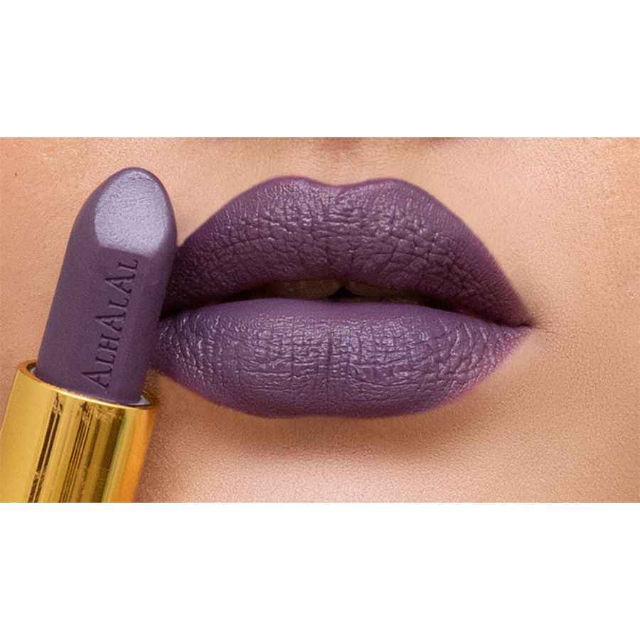 Alhalal Cosmetics lila Lippenstift mit Samtfinish auf den Lippen und im Case