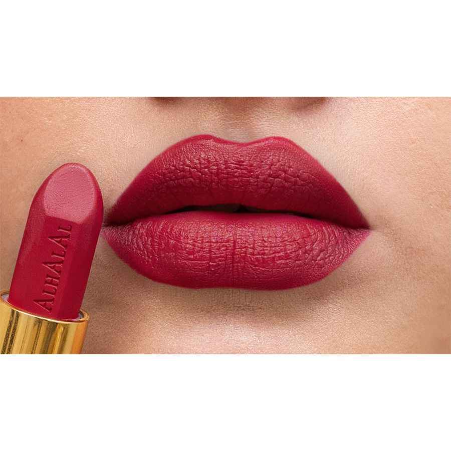 Alhalal Cosmetics Samtlippenstift in tiefrotem Farbton mit weicher Textur für den perfekten roten Lippenstift-Look