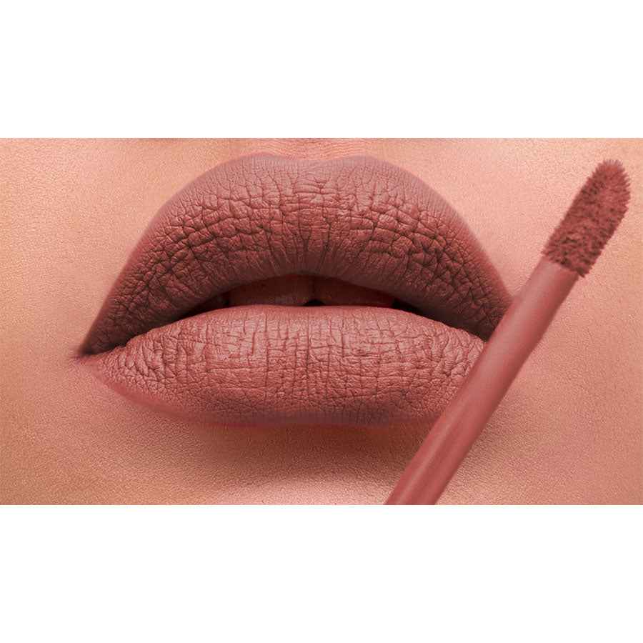 Alhalal Cosmetics flüssiger Lippenstift in natürlicher Nude-Farbe wird auf die Lippen aufgetragen