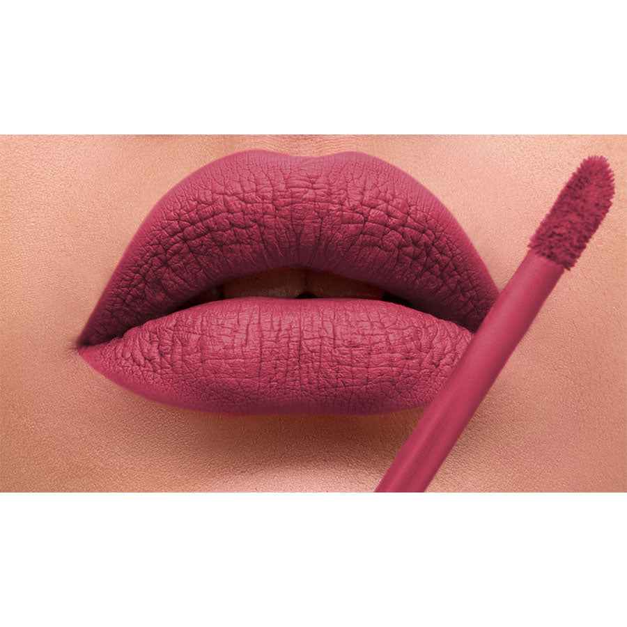 Alhalal Cosmetics flüssiger Lippenstift in tiefem Rosa auf vollen Lippen mit Applikator